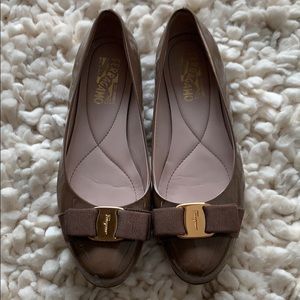 Salvatore Ferragamo Varina Flats - Beige